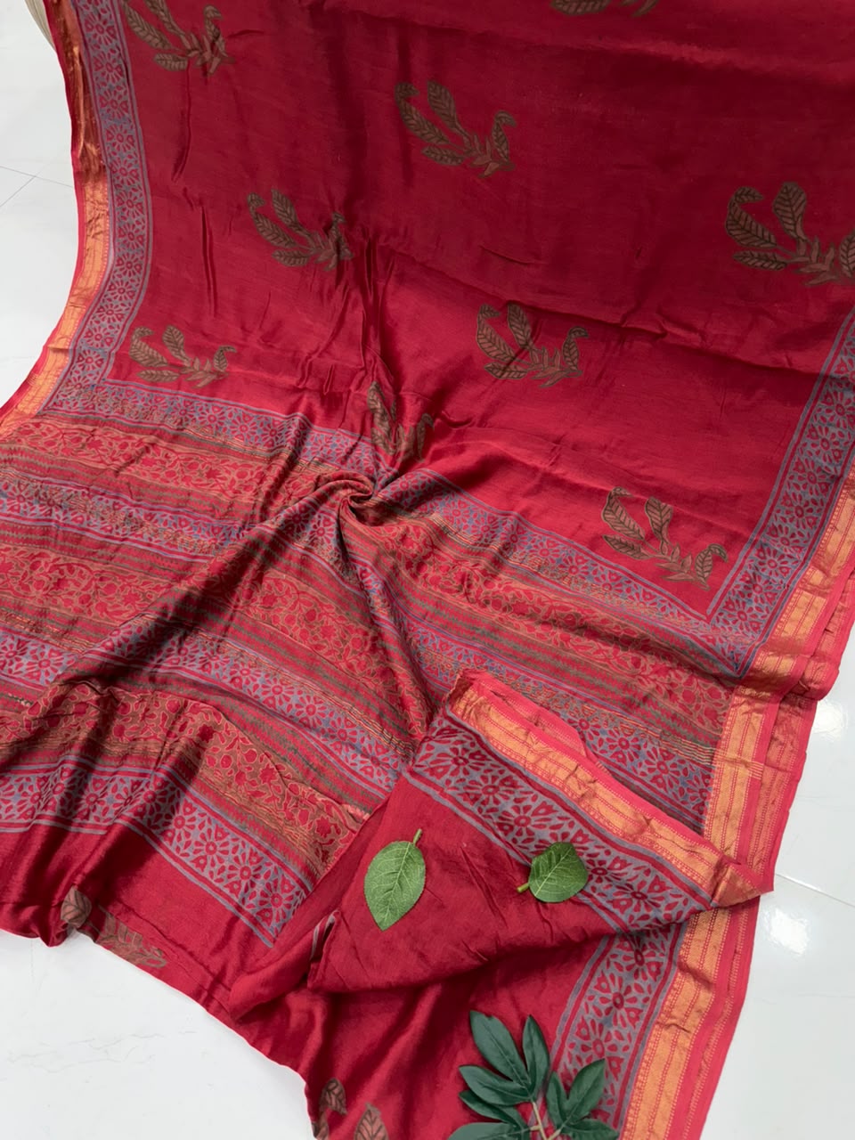 Lightweight Maheshwari Saree with zari border