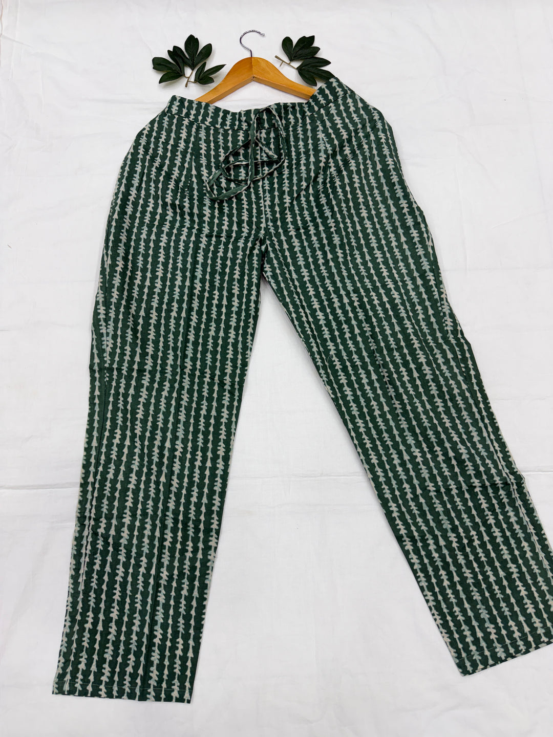 Traditional Rajasthani Bagru print waali green cotton straight-fit pant, jo ethnic top ya kurti ke saath style ki gayi hai.