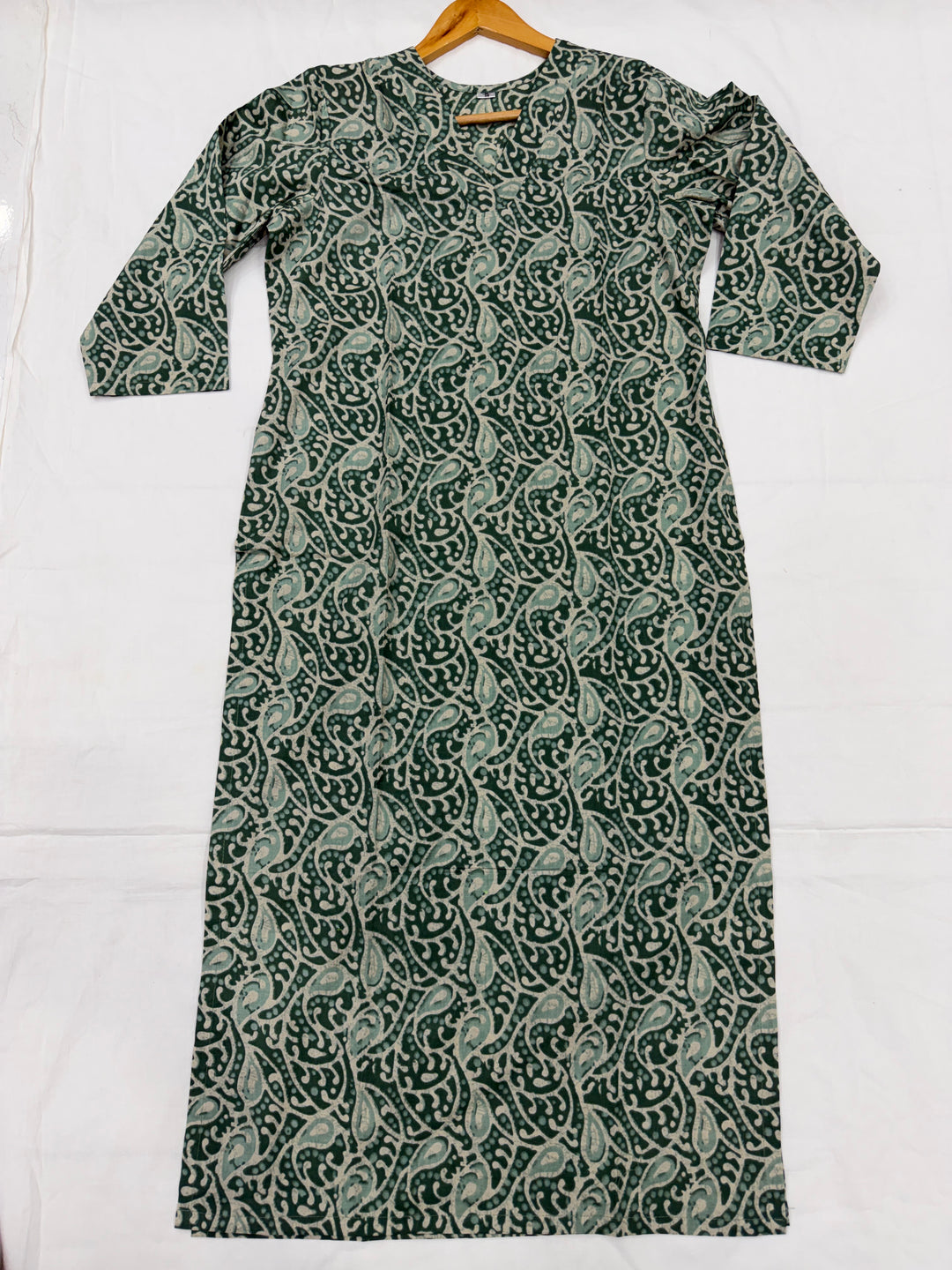 Earthy green tone me authentic Bagru hand block print pure cotton kurta jisme elegant V-neck aur ethnic motifs bane hain, model par dikhaya gaya hai.