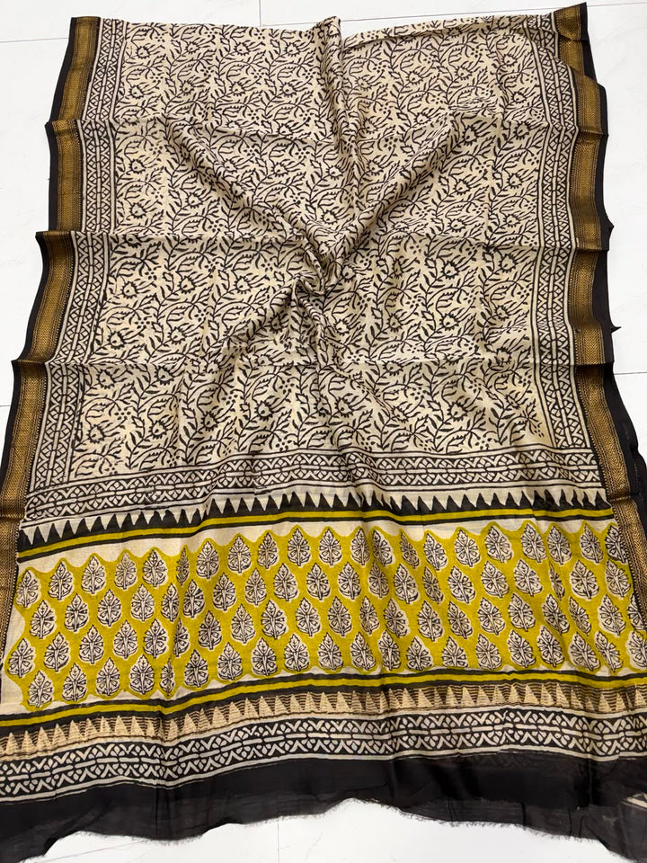 Detailed view of the cream handloom Maheshwari silk dupatta, highlighting the traditional black geometric line borders, fine block-printed accents, and an elegant handloom woven golden Zari border.